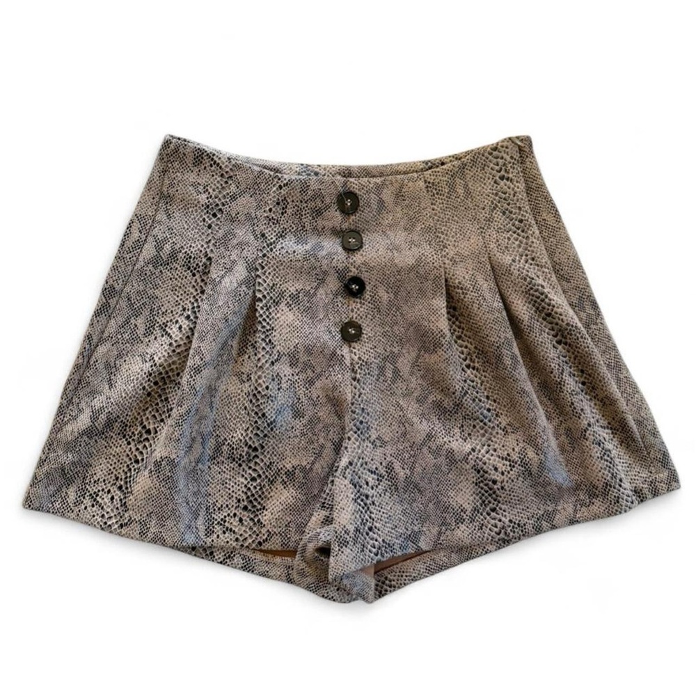 Hem & Thread Pleated Snake Print Women Shorts with faux pocket detail size S
